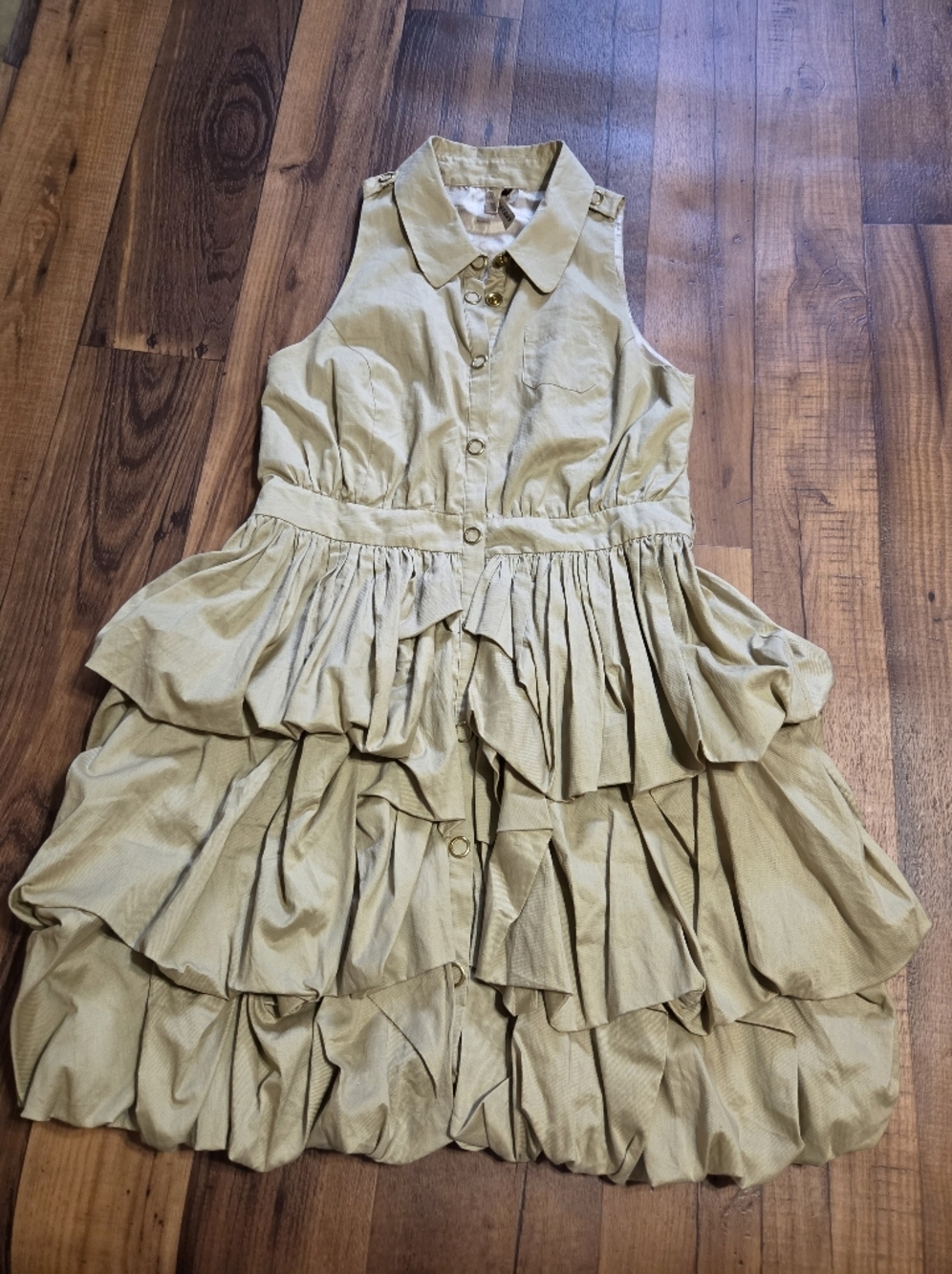 Fun Sleeveless Tiered Ruffle Bottom Button Dress in Khaki With Gold Snaps. Sz L